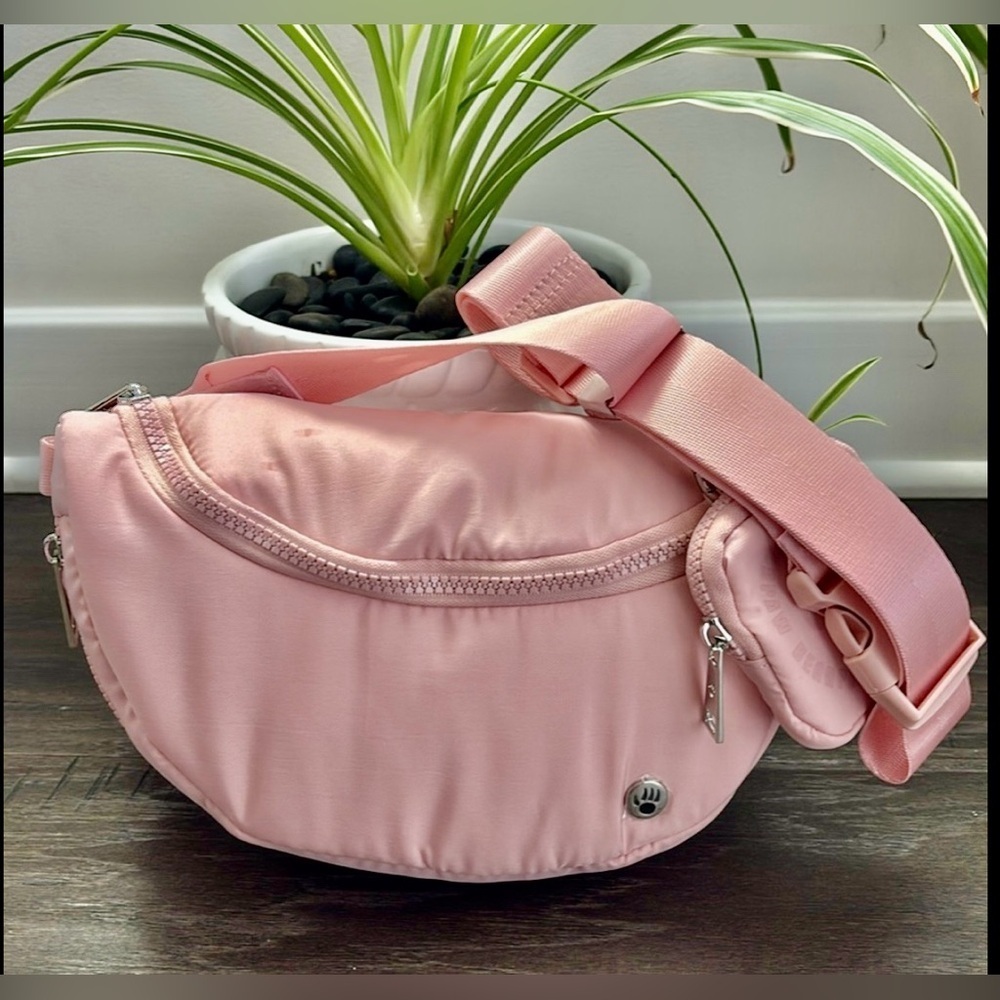 BEARPAW Crossbody/waist bag/fanny pack, 2 zipper compartments + Ear pod case